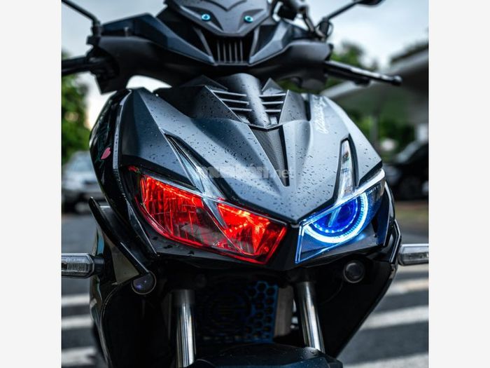 Chiếc xe Satria trở nên nổi bật với mẫu đèn đổi màu độc đáo, đầy ấn tượng