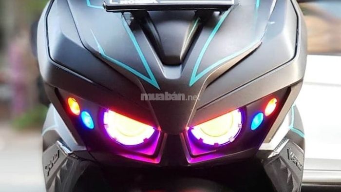 Xe Vario 125 độ đèn mắt cú ấn tượng