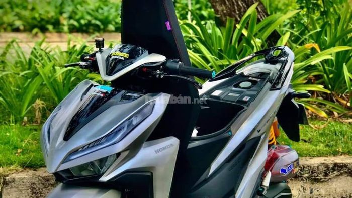 Xe Vario 125 độ dàn áo xám ánh bạc toát lên vẻ sang trọng