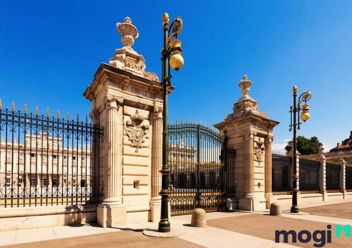 Mẫu tường rào biệt thự cổ điển