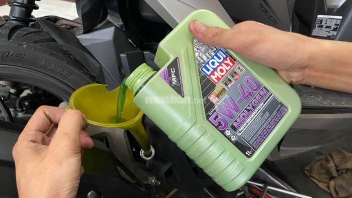 Dùng Liqui Moly Molygen 5W40 để thay nhớt cho xe Vision