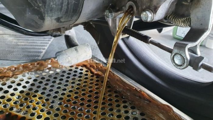 Xả hết nhớt cũ cho đến khi không còn nhớt trong bình nữa
