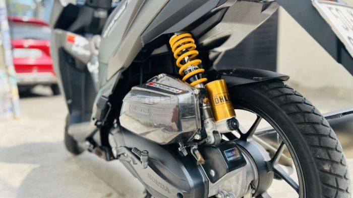 Xe Vario 150 độ phuộc sau Ohlins cao cấp, đảm bảo độ bền và hiệu suất vượt trội