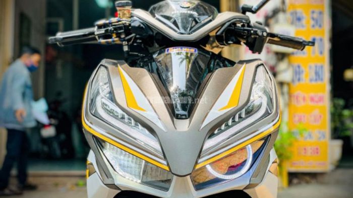 Xe Vario 125 độ đèn mắt lé độc đáo