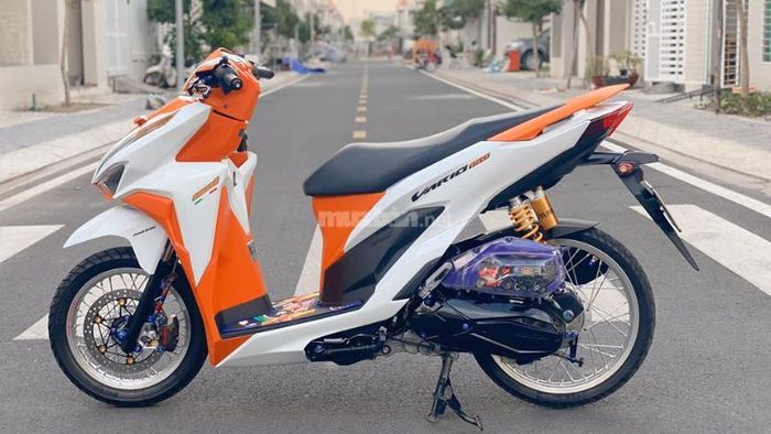 Xe Vario 150 độ dàn áo trắng cam kết hợp với bánh căm tạo nên vẻ ngoài vô cùng năng động và trẻ trung
