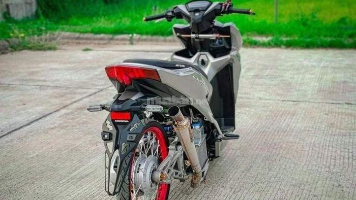 Xe Vario 150 độ với dàn áo bạc sang trọng và bánh căm độc đáo, cực kỳ chất