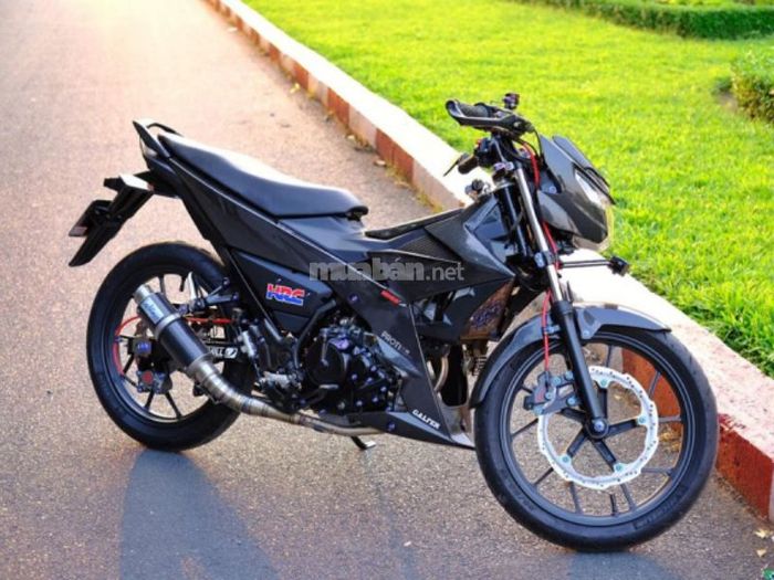 Satria độ kiểng với phụ kiện hoàn toàn màu đen, mang lại vẻ ngoài mạnh mẽ và huyền bí