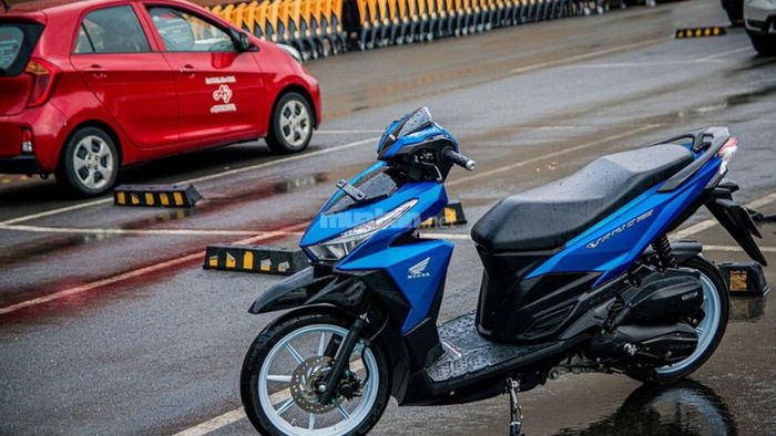 Xe Vario 125 độ mâm xe kết hợp dàn áo xanh đen độc đáo