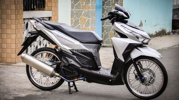 Xe Vario 150 độ dàn áo xám đen kết hợp pô và bánh căm, mang lại phong cách mạnh mẽ