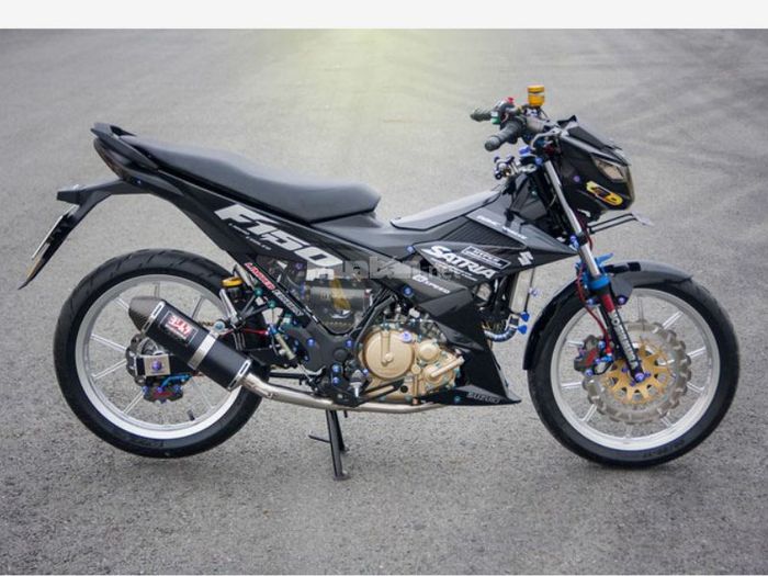 Combo sơn đen kết hợp với phụ kiện vàng đồng tạo nên vẻ ngoài cực kỳ mạnh mẽ và ấn tượng