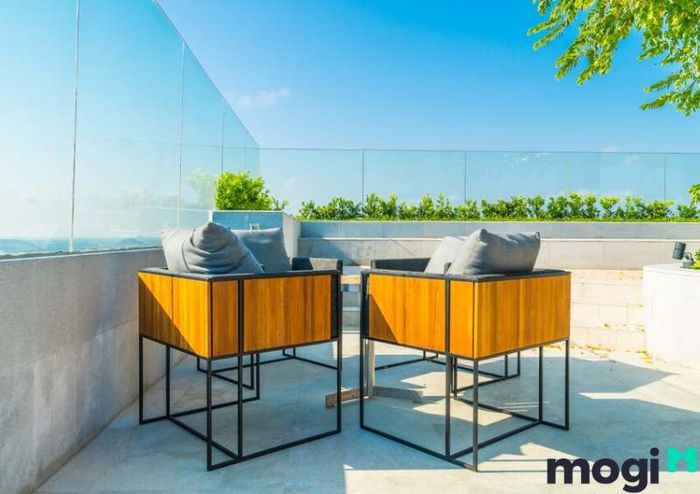 Kính cường lực là một trong những vật liệu phổ biến cho thiết kế tường rào biệt thự hiện đại, mang lại vẻ đẹp thanh thoát và hiện đại cho không gian sống.
