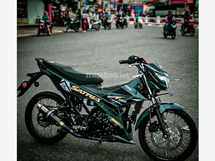 Xe Satria với dàn áo và phụ kiện màu đen cuốn hút, đầy lôi cuốn