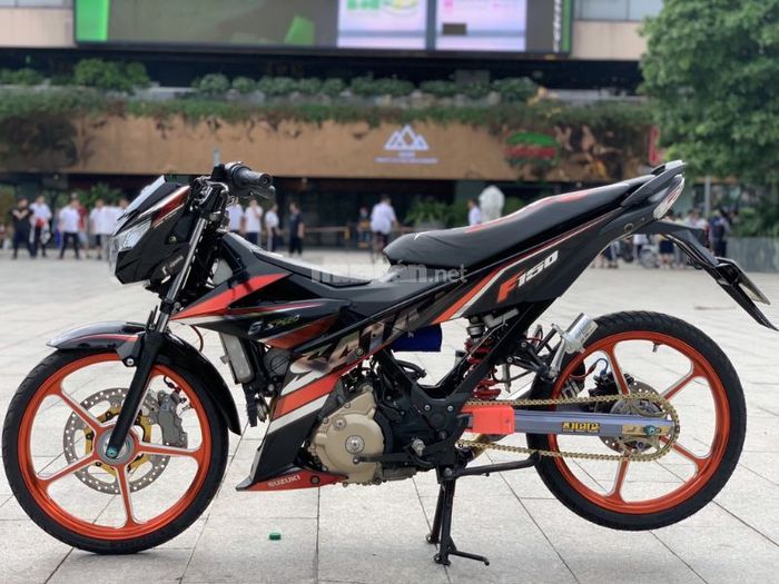 Phối màu cam và đen độc đáo cho chiếc xe Satria của bạn, mang đến vẻ ngoài cực kỳ cá tính