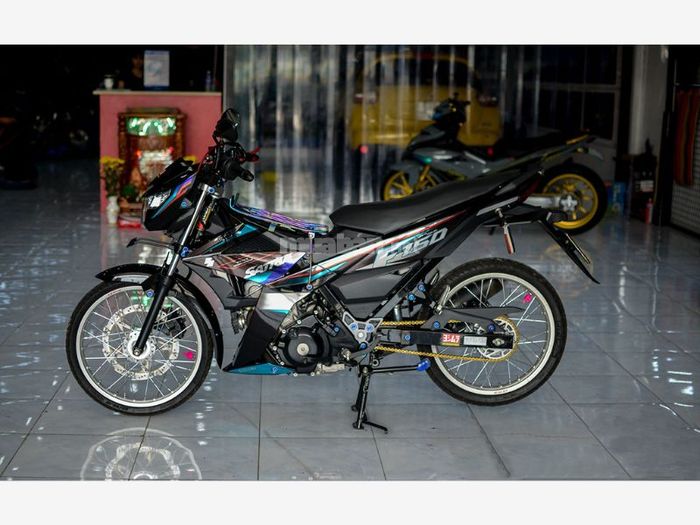 Ánh sơn cầu vồng lấp lánh trên chiếc xe Satria đen tuyền, tạo nên vẻ đẹp rực rỡ