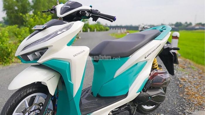 Xe Vario 125 độ dàn áo trắng xanh ngọc mang đậm phong cách học sinh