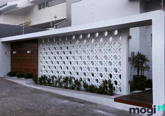 Vật liệu phổ biến cho thiết kế tường rào biệt thự hiện đại là gạch, được sử dụng rộng rãi vì tính bền vững và khả năng kết hợp dễ dàng với kiến trúc xung quanh.