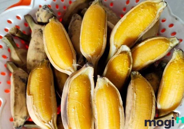 Để bảo quản chuối luộc luôn thơm ngon, bạn có thể cho chuối vào ngăn mát tủ lạnh và ăn dần trong vòng 2-3 ngày. Chuối luộc sẽ giữ được hương vị và độ mềm dẻo khi được bảo quản đúng cách.