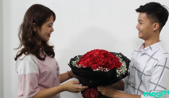 Hãy lựa chọn những loài hoa mà người yêu bạn thực sự yêu thích để món quà thêm phần đặc biệt và chân thành.