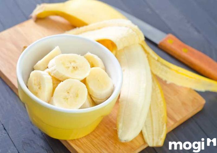 Khi chuối đã bóc vỏ, để bảo quản lâu hơn, bạn có thể cho chúng vào tủ lạnh. Đây là cách đơn giản giúp chuối giữ được độ tươi ngon mà không lo bị hư.