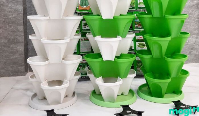 Trồng rau trên sân thượng theo mô hình tháp rau sáu cánh