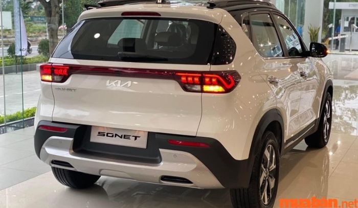 Phần đuôi xe của KIA Sonet mang đến ấn tượng mạnh mẽ với thiết kế đầy tinh tế và hiện đại.