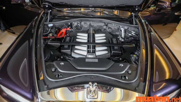 Động cơ mạnh mẽ của xe – Rolls Royce Phantom là dòng xe gì?