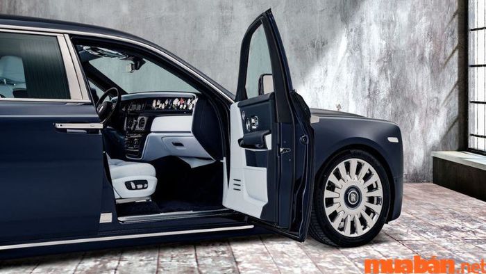 Không gian nội thất đẳng cấp – Rolls Royce Phantom là dòng xe nào?