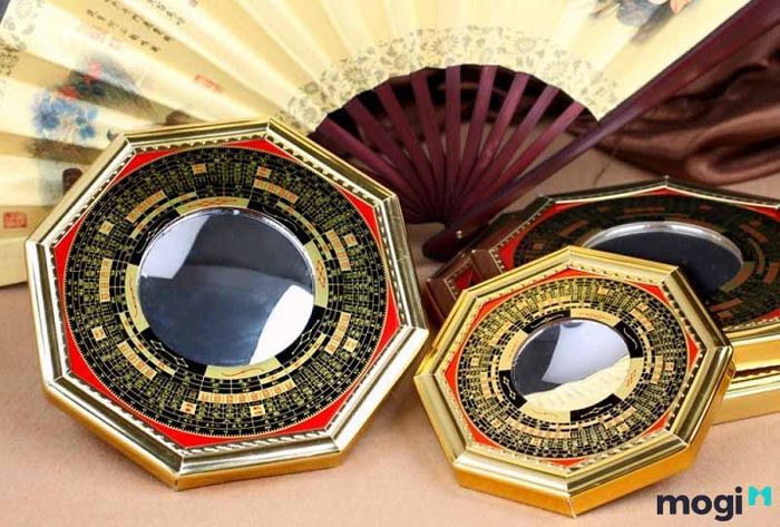 Sử dụng vật phẩm phong thủy để cải thiện năng lượng trong nhà và hóa giải những ảnh hưởng không tốt từ các hướng xấu.