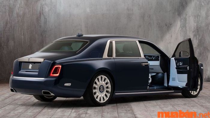 Đuôi xe sang trọng - Rolls Royce Phantom là dòng xe nào?