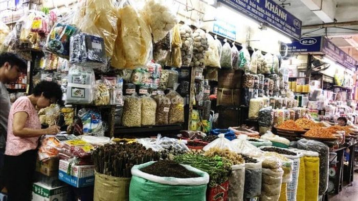 Chợ hàng khô Bắc Pha nằm ngay phía sau chợ Đồng Xuân – Ảnh: Sưu tầm