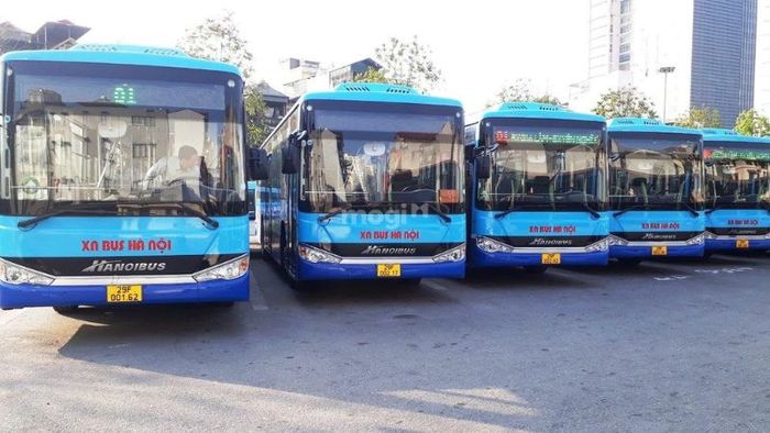 Đi xe buýt đến chợ Đồng Xuân – Ảnh: Sưu tầm