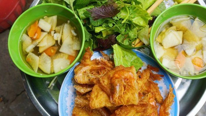 Bánh tôm giòn tan, vàng ươm, chấm với mắm chua ngọt – Ảnh: Sưu tầm