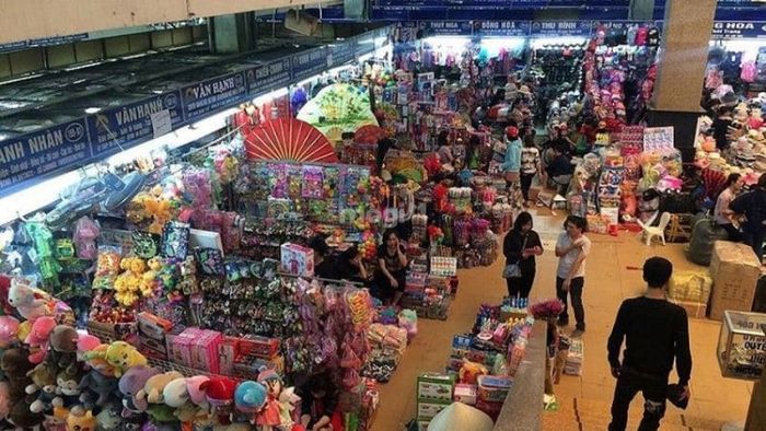 Nơi đây có vô vàn loại quần áo và phụ kiện thời trang đa dạng – Ảnh: Sưu tầm