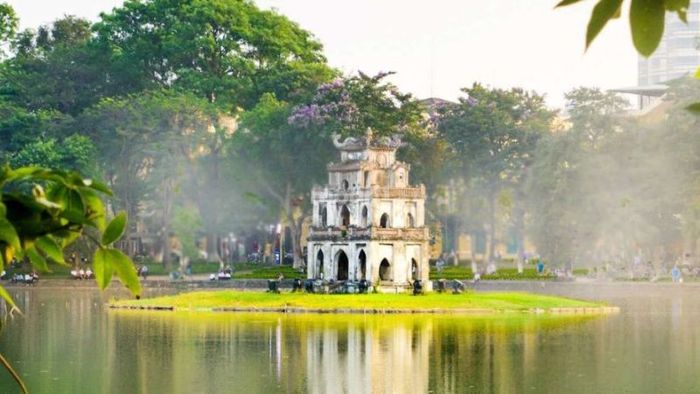 Dạo chơi quanh Hồ Hoàn Kiếm – Vị trí trung tâm của Thủ Đô – Nguồn ảnh: Sưu tầm