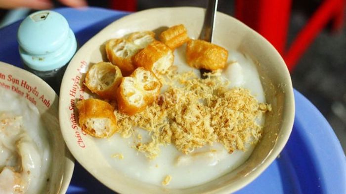 Bát cháo sườn sụn đặc sánh, ăn kèm quẩy tại quán Huyền Anh – Ảnh: Sưu tầm