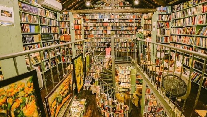 Tham quan phố sách Hà Nội với vô vàn lựa chọn sách phong phú – Nguồn ảnh: Sưu tầm