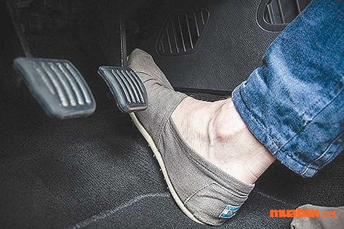Phanh trở nên nặng là dấu hiệu cho thấy bầu trợ lực đã bị hỏng