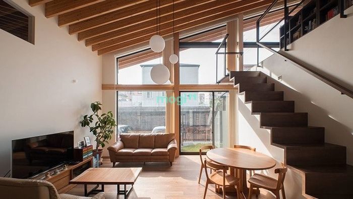 Cầu thang nên được đặt sát tường để tối ưu diện tích và vẫn thuận tiện khi di chuyển