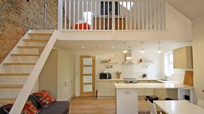 Lan can gác lửng thiết kế đơn giản nhưng đầy sáng tạo khi xây nhà 30m2 có gác lửng