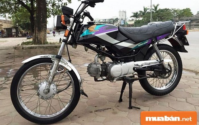Thiết kế của Win 100 với bình xăng và yên liền nhau tạo nên sự hài hòa trong tổng thể.