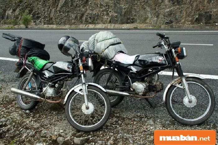 Honda Win 100 có khả năng vận chuyển khá tốt, lý tưởng cho những chuyến đi dài cần mang theo đồ đạc.