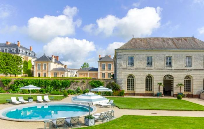 Hotel Château du Grand-Lucé is renowned for its swimming pool, expansive mazes, tranquil lakes, and meticulously landscaped gardens, all of which add to its charm.