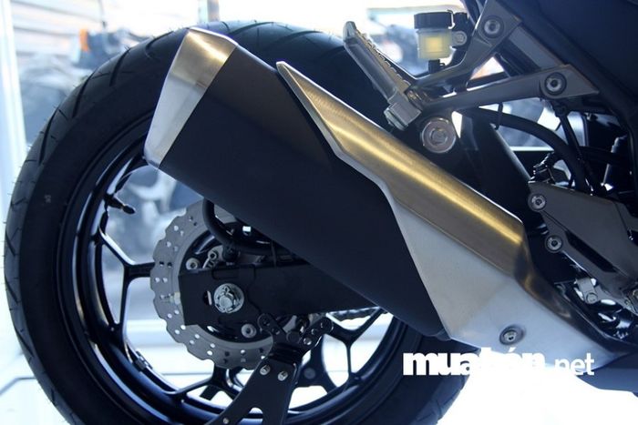 Ống xả của xe được bọc thép không gỉ, mang lại cảm giác mạnh mẽ và độ bền cao.