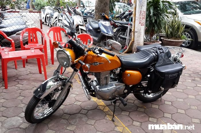 Kawasaki Estrella 250 được đánh giá là một đối thủ mạnh mẽ của dòng Royal Enfield Classic.