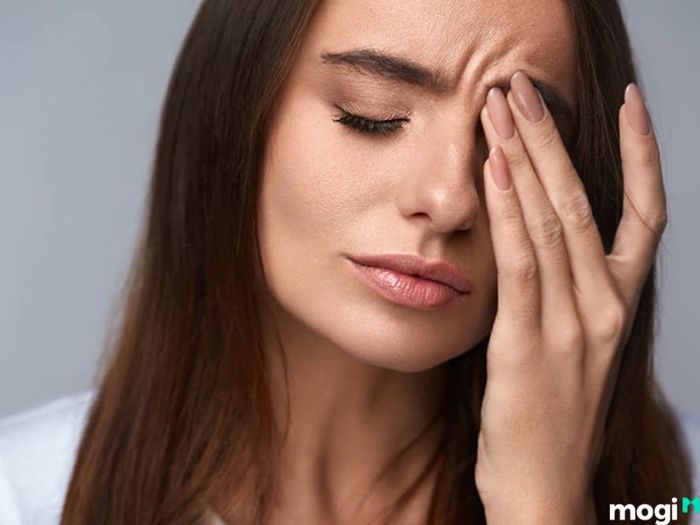 Giật lông mày trái từ 1h00 đến 3h00 là dấu hiệu của sự mâu thuẫn sắp xảy ra
