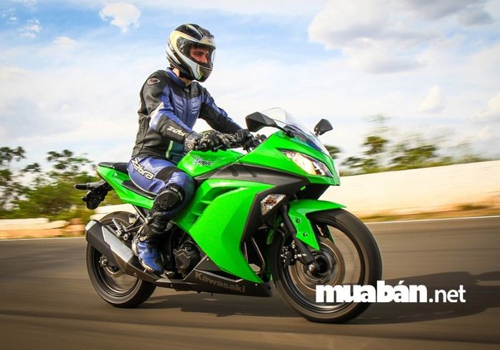 Động cơ của Kawasaki Ninja 300 mạnh mẽ và hiệu quả về mức tiêu thụ nhiên liệu.