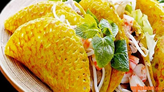 Bánh xèo, bánh đập là món ăn đặc sản không thể thiếu khi đến Nha Trang