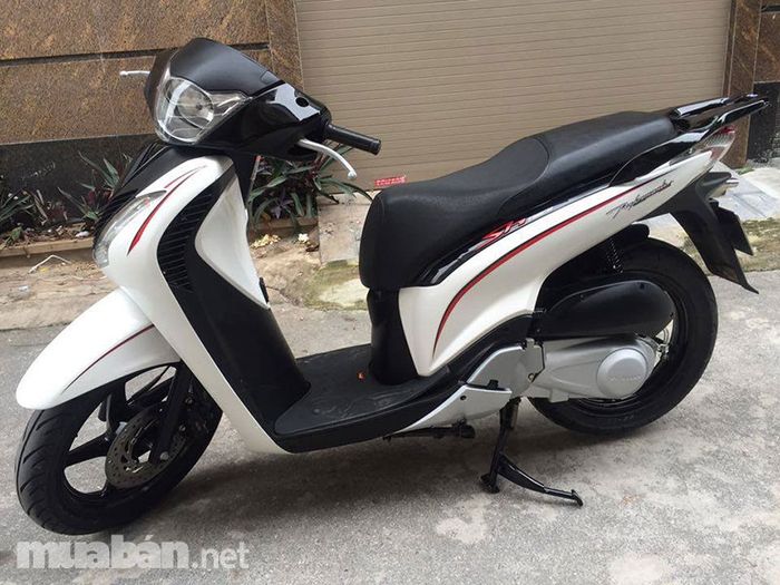 Một chiếc xe SH nhập khẩu được chào bán với mức giá 117 triệu đồng.