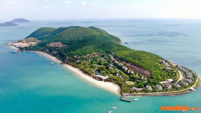 Hòn Tằm – hòn đảo đẹp mê hồn tại Nha Trang, nổi bật với thiên nhiên hoang sơ và không gian yên bình.