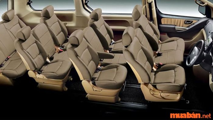 Xe 9 chỗ với khoang hành lý rộng rãi và không gian ngồi thoải mái mang đến sự tiện lợi cho người sử dụng, đặc biệt là trong các chuyến đi dài hay khi cần mang theo nhiều hành lý.